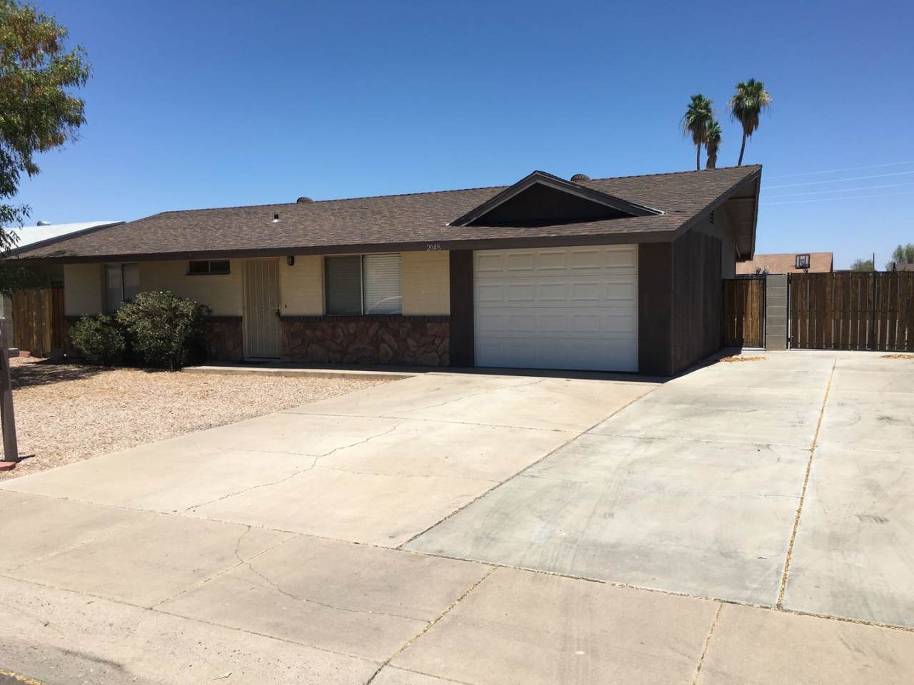 **EXCELLENT UPGRADED 3 BEDROOM/1 BATHROOM/1 CAR GARAGE HOME IN CHANDLER (CHANDLER  DOBSON)** **
