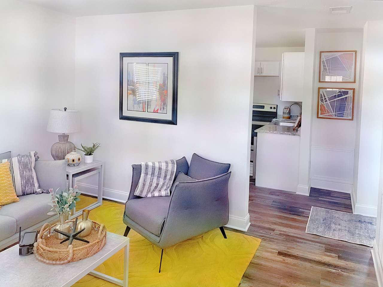 "Experience Urban Living at its Finest at The Flats at 2200!/"¡Experimenta la Vida Urbana en su Máxima Expresión en The Flats at 2200!