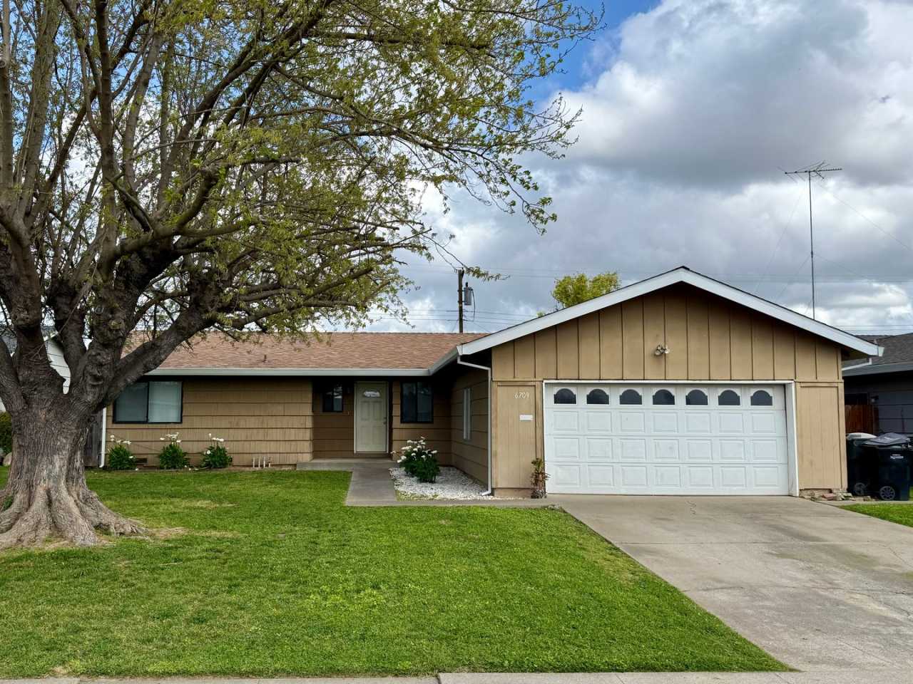 COMING SOON! Beautiful 3/2 in Sacramento! New flooring throughout