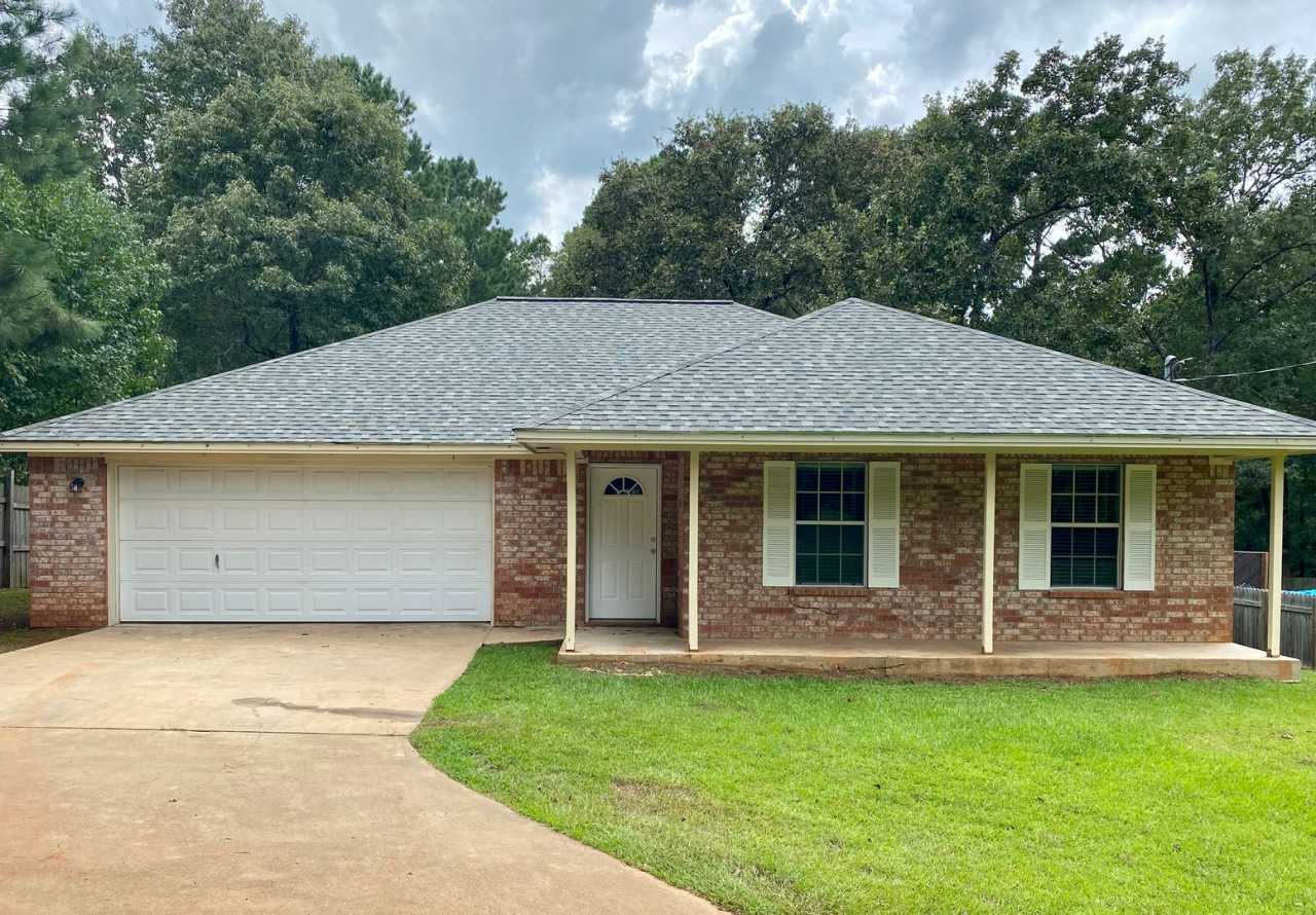 HOME AVAILABLE IN CENTRAL HEIGHTS!!! NO PETS!!