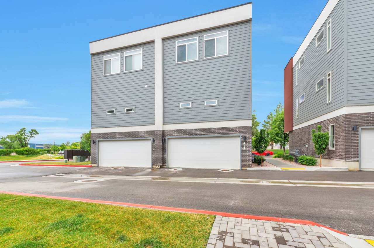 Modern End Unit townhouse w attached 2 car garage!!