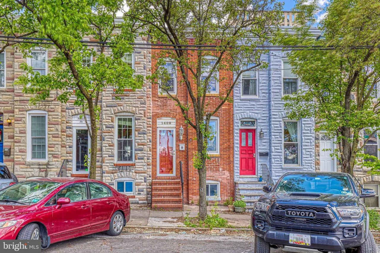 Live in the heart of the hottest neighborhood in Baltimore in this 2bd 1bth rowhome!