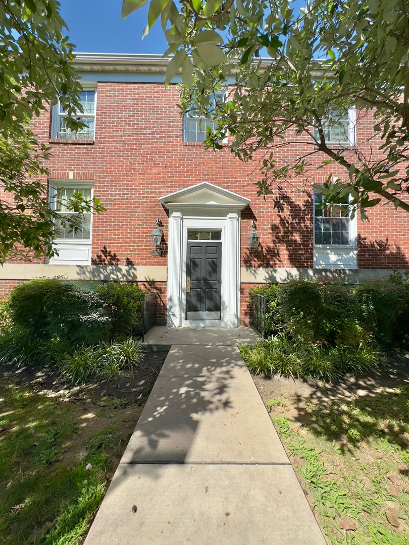 Charming and Spacious One Bedroom in Homeland Southway!