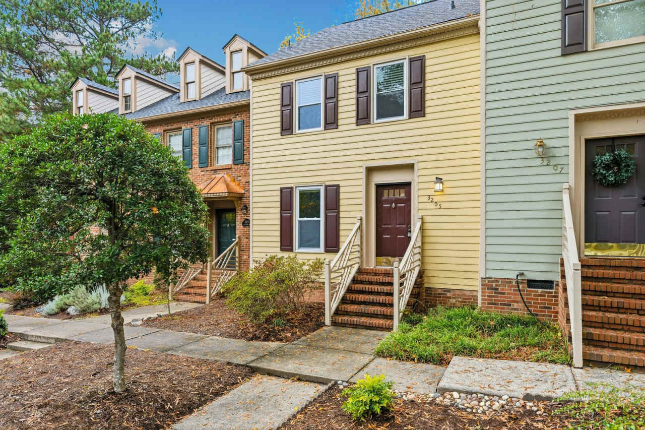 Charming 2 bed, 2.5 bath townhome with deck close to Duke.