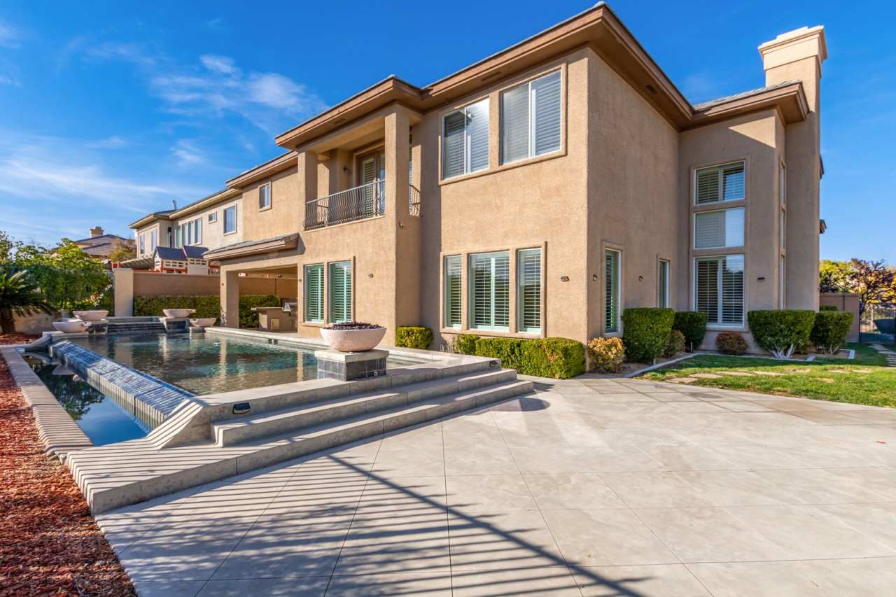 BEAUTIFUL QUEENSRIDGE HIGHLY UPGRADED HOME BY CHRISTOPHER HOMES