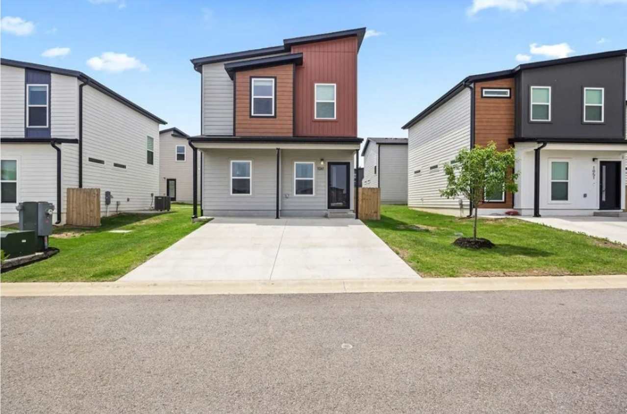 BEAUTIFUL 3 Bedroom 2.5 Bath 2-story home located in Bentonville!!!! **MOVE IN SPECIAL!!!***