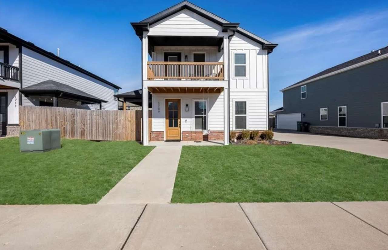 Charming 3-Bed 2.5 Bathroom in Prime Rogers Location