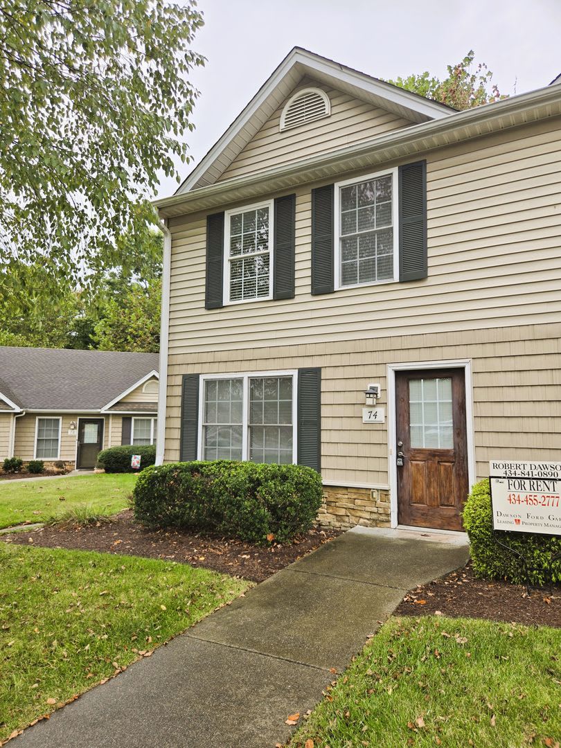 Renovated Two Bedroom Townhouse Close to Liberty University!