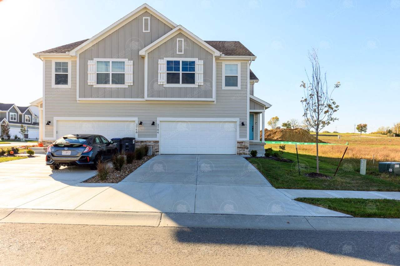 Beautiful open floorplan duplex in Lee's Summit, Missouri!