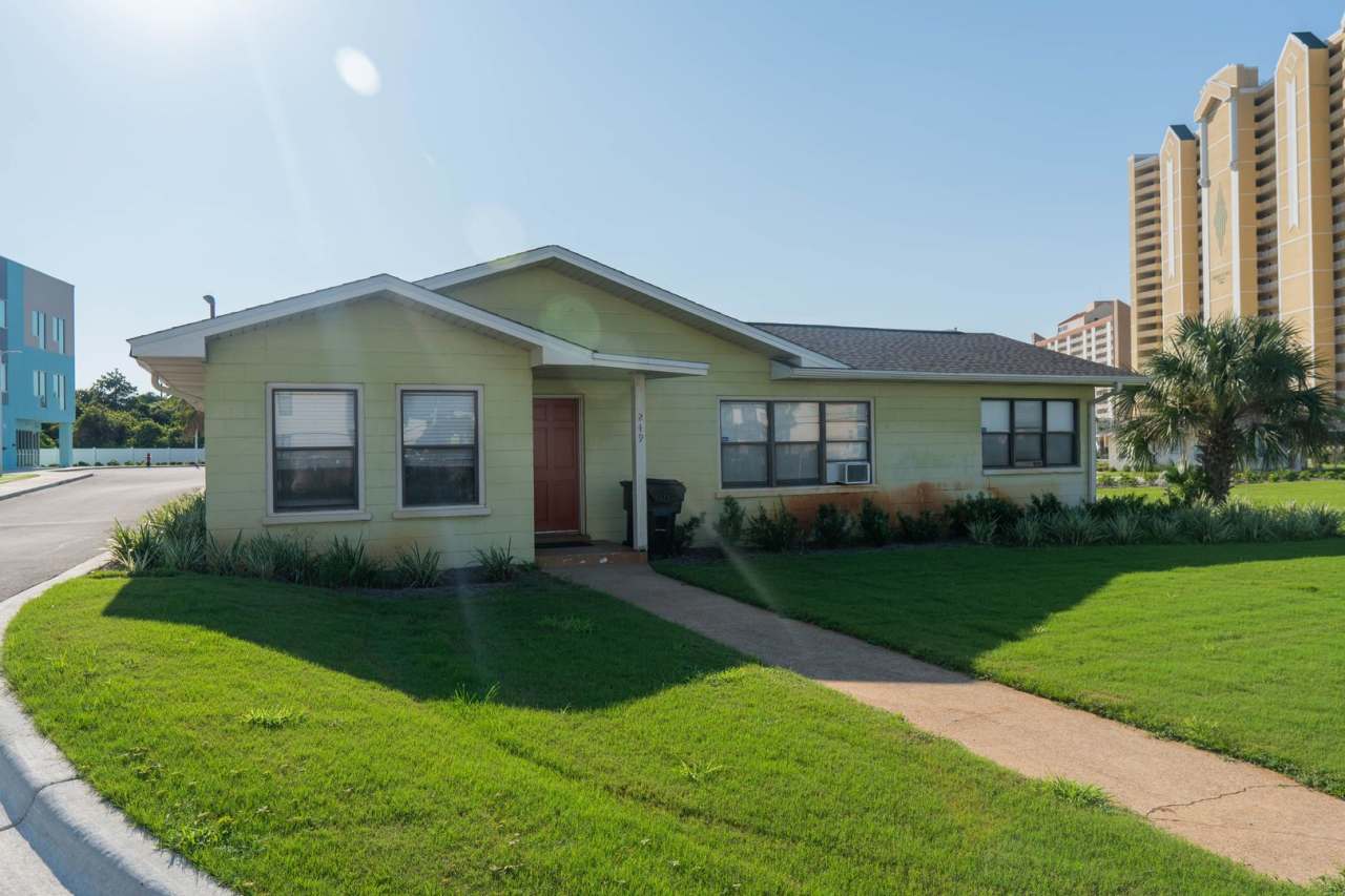 Cute 3-Bedroom Steps from the Sand!