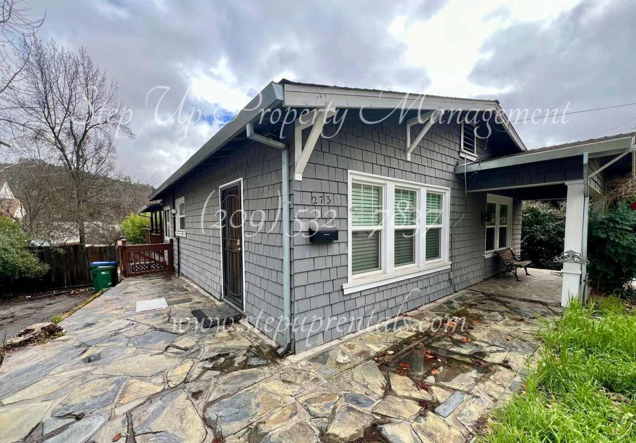 Cozy Downtown 2 Bedroom Bungalow in the Heart of Sonora!