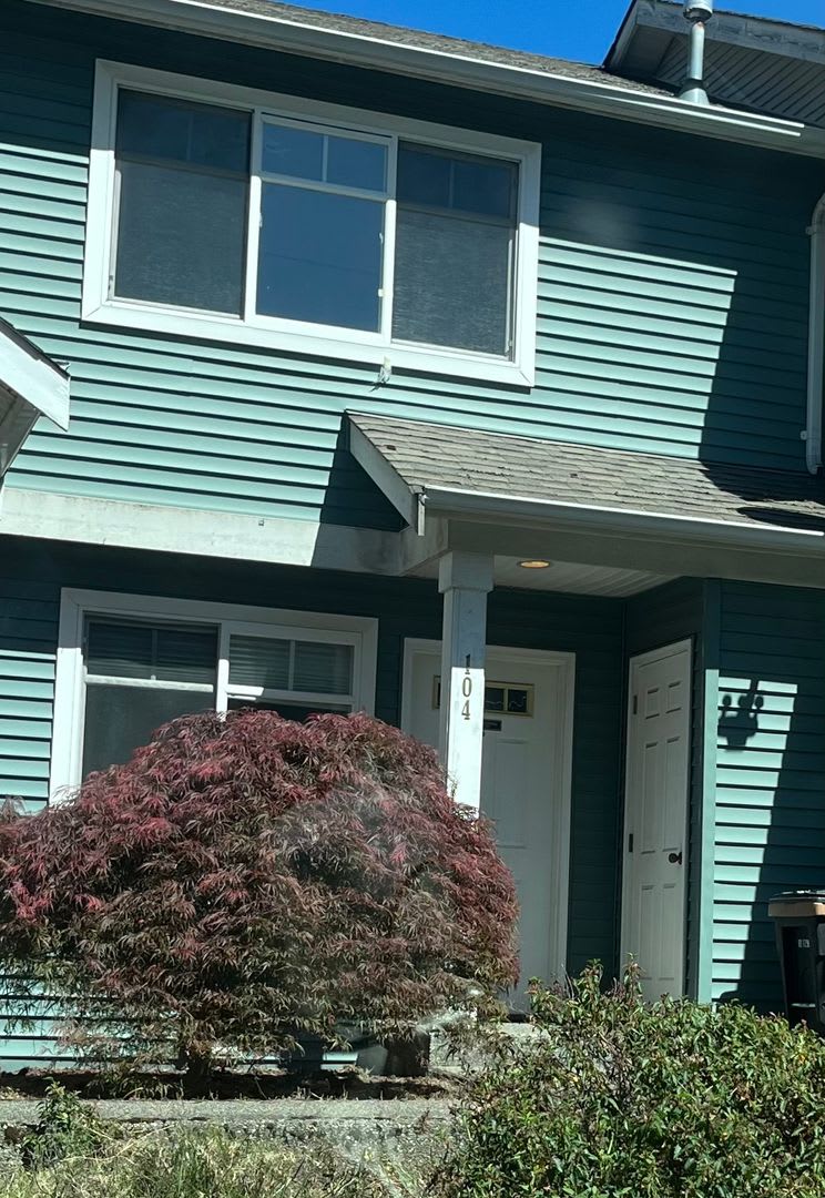 Available 2 bedroom Town House with Parking