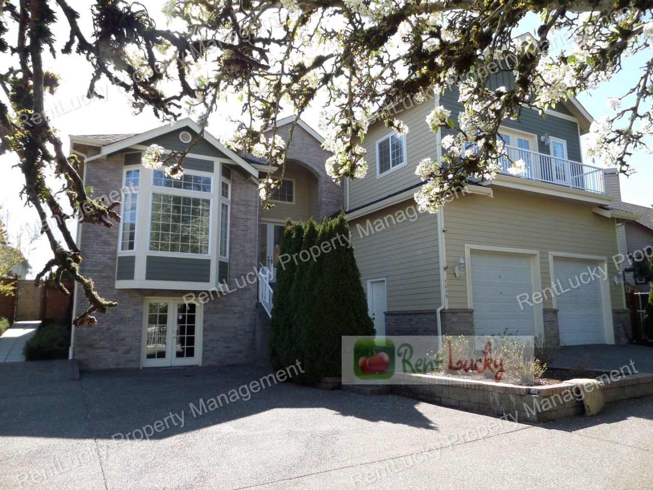 UNIQUE  GORGEOUS!! HUGE 5+ Bedroom Home in Convenient Seatac Location!