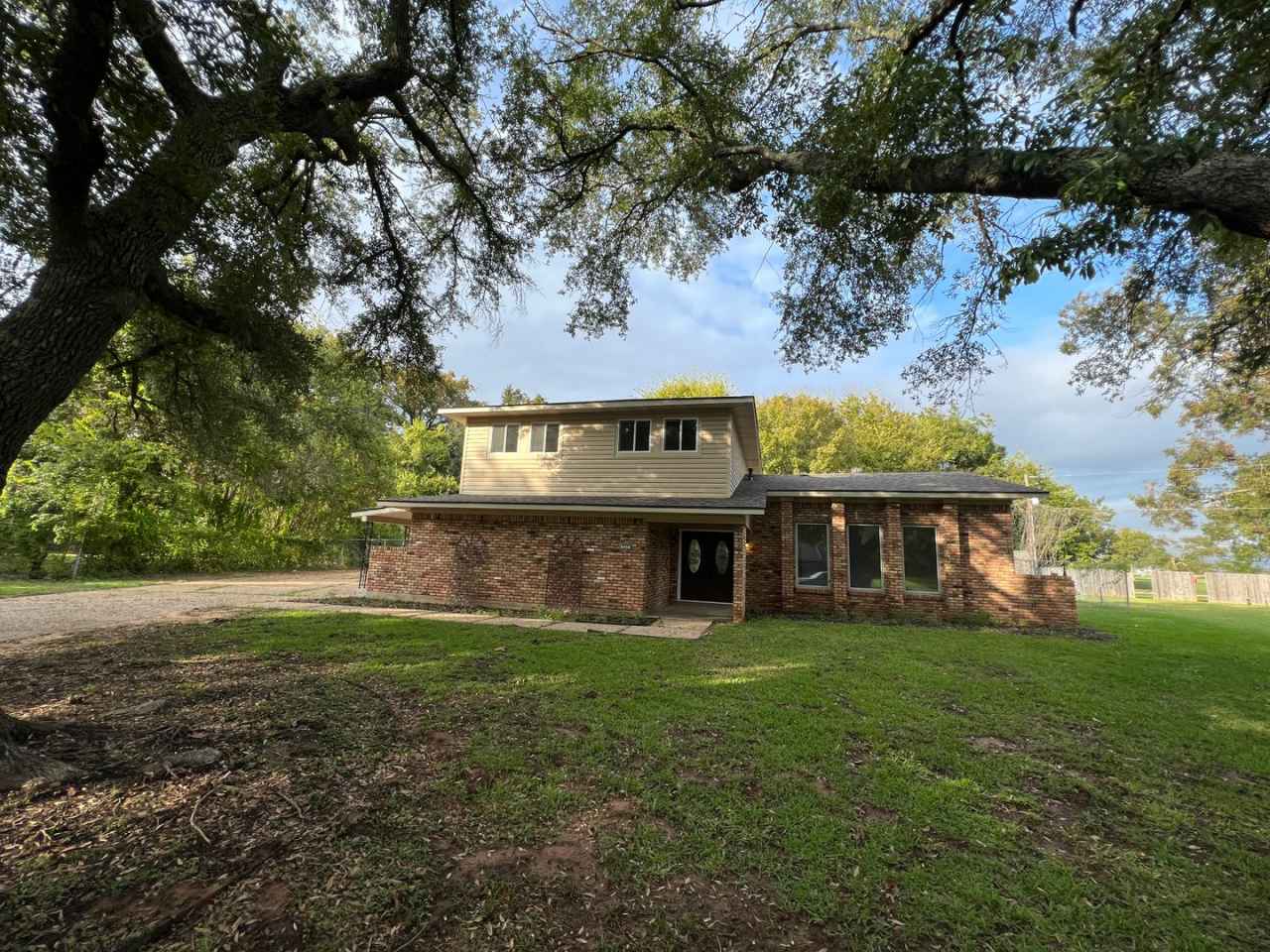 Large home in Airline School District... Close to Barksdale Air Force Base... BAFB