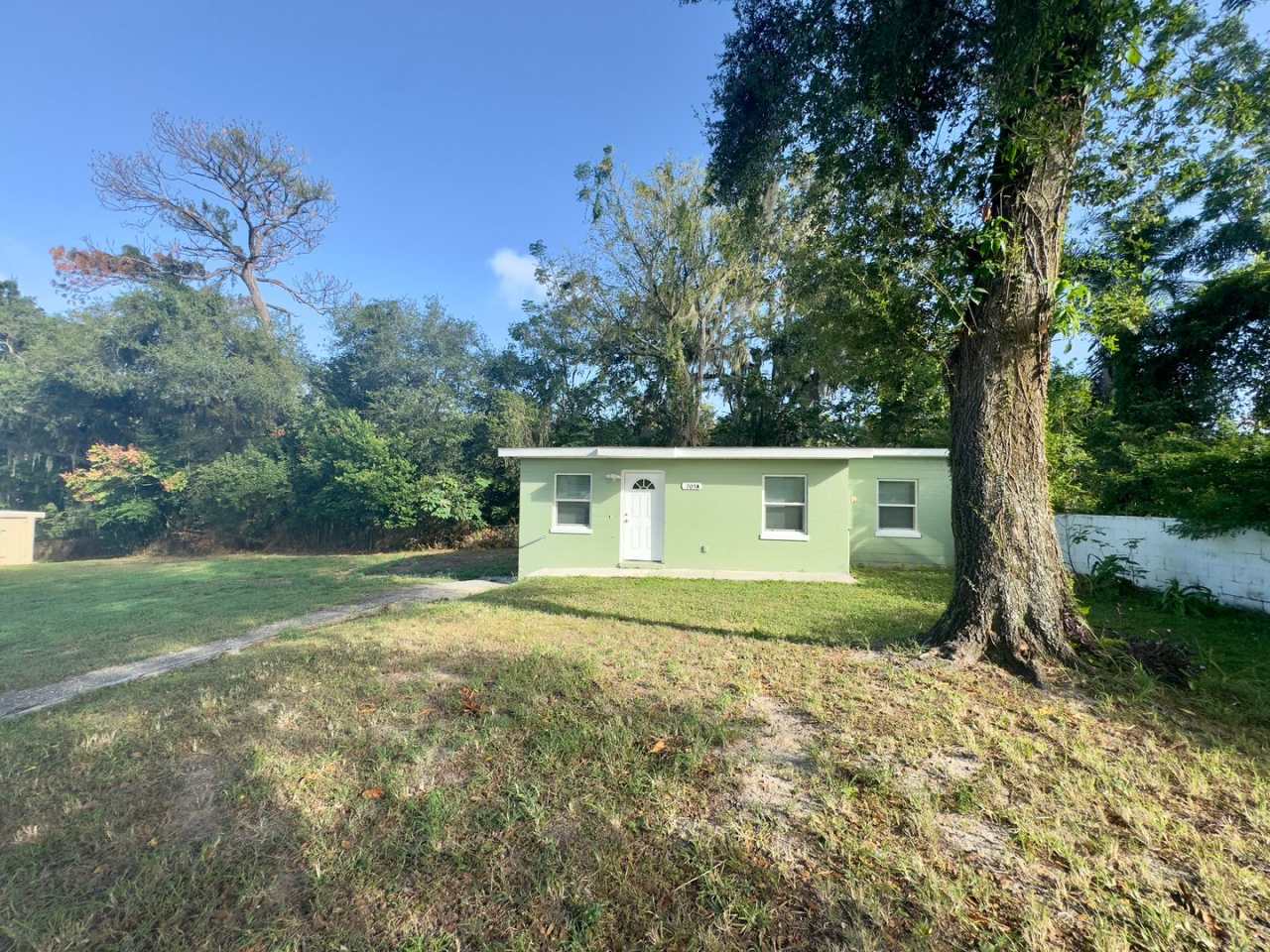 Charming Two Bedroom, One Bath Single Family Home Nestled in Leesburg FL!