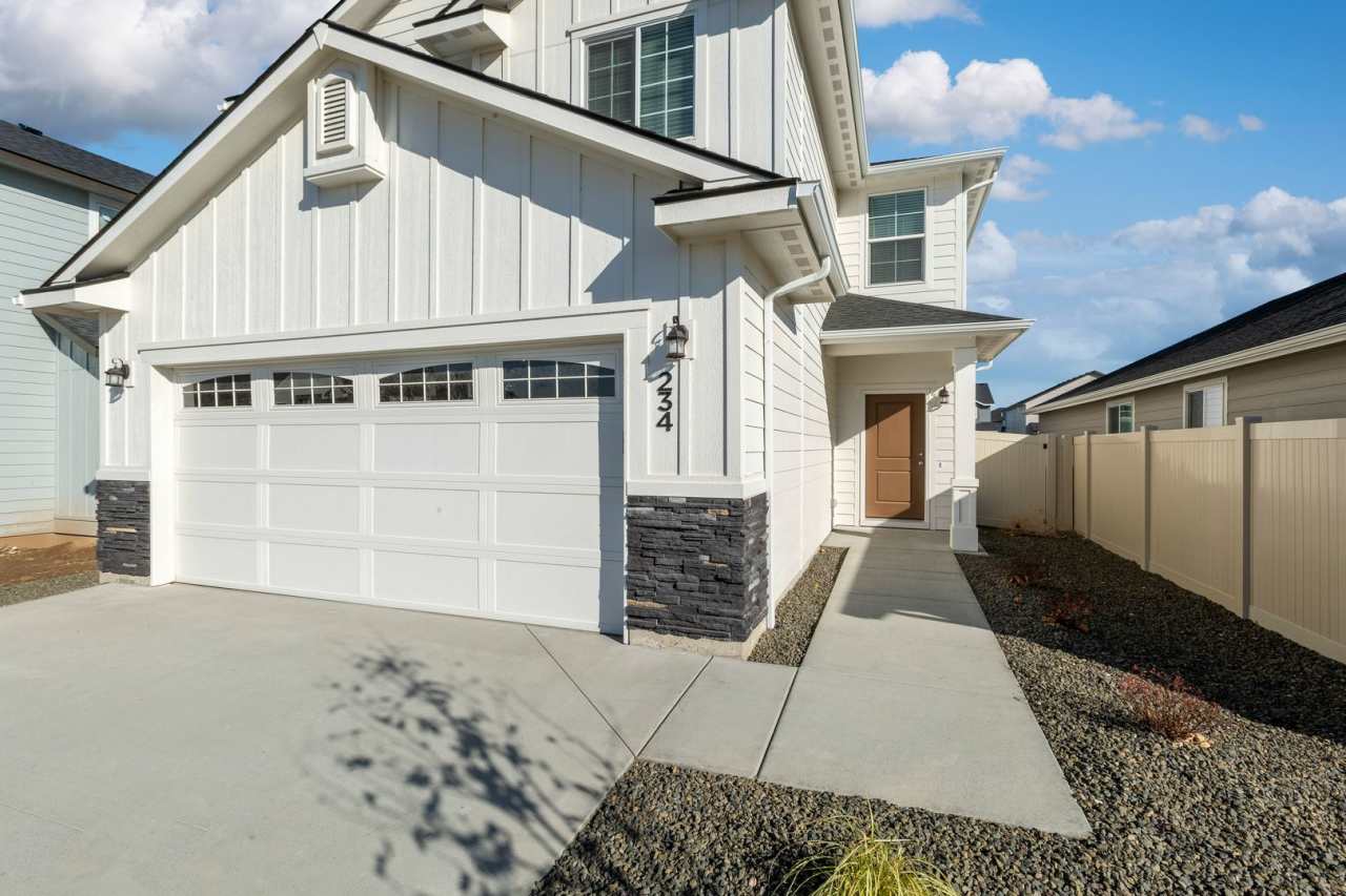 Central 4 bedroom 2.5 bathroom house