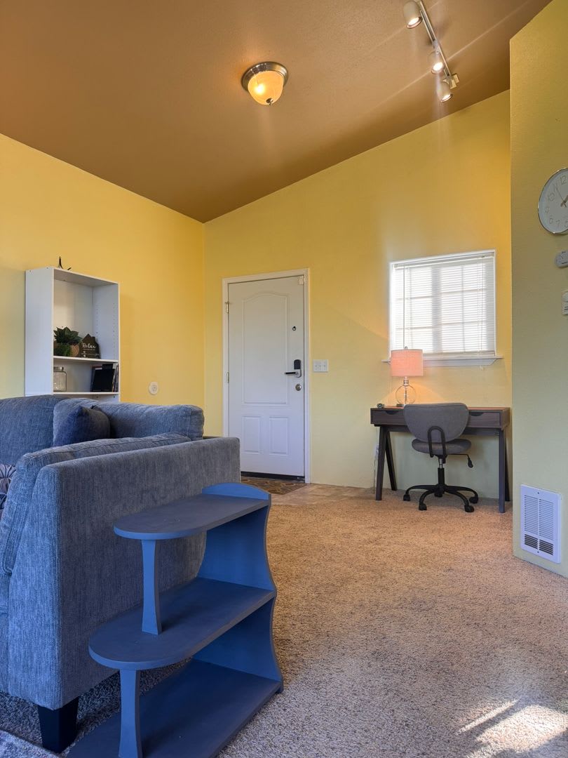 GORGEOUS BAY VIEWS! FULLY FURNISHED! LINEN AND HOUSKEEPING SERVICES INCLUDED!