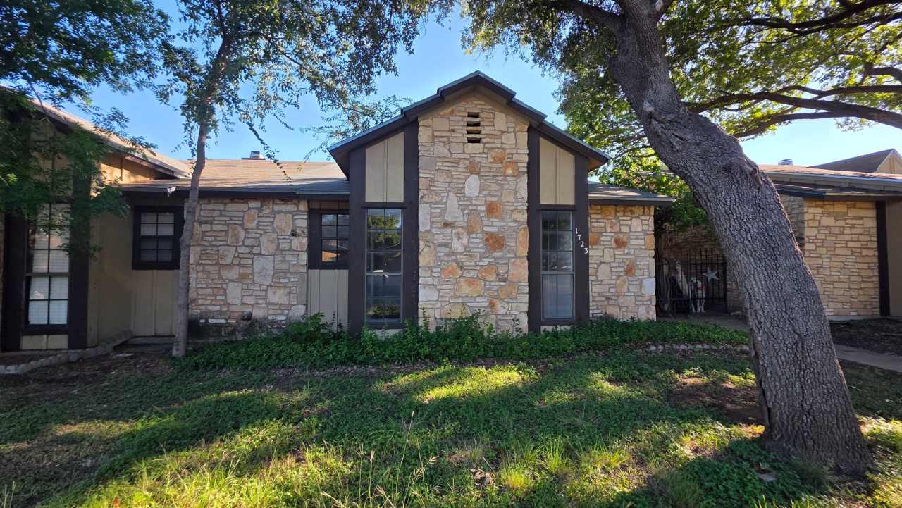 6 MONTH LEASE! Comfortable 3 bedroom, 2 bath townhome AVAILABLE NOW!