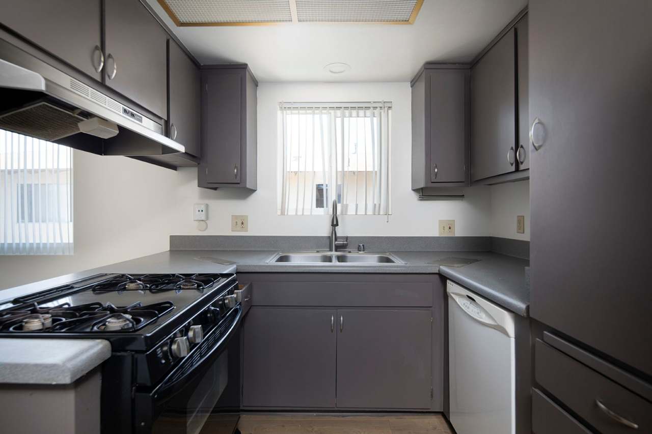 *MOVE-IN SPECIAL* 2BR in Oceanside with W/D Hookups and Garage