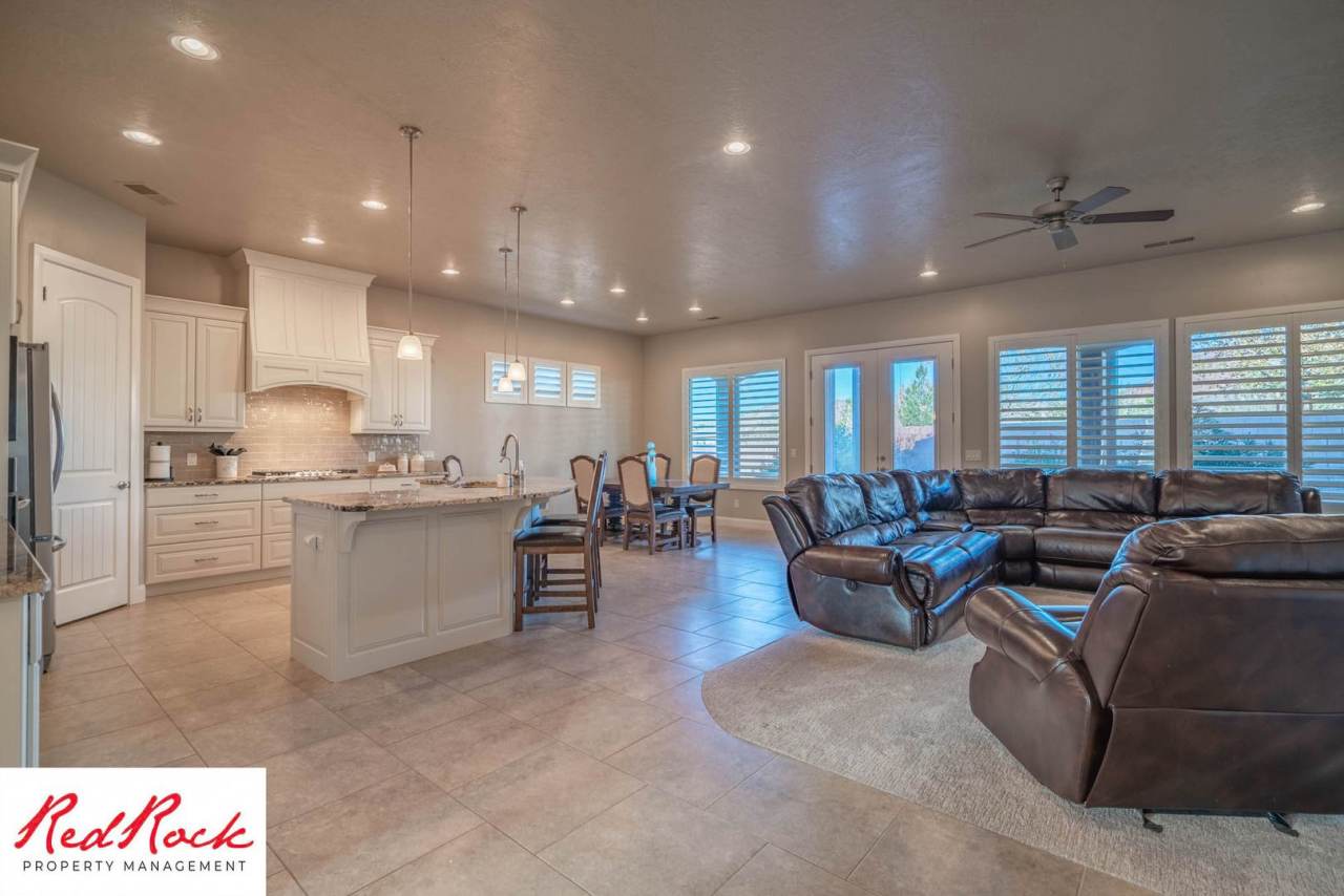 Stunning 2 Bedroom Fully Furnished Home. Community Pool  Mini Golf!