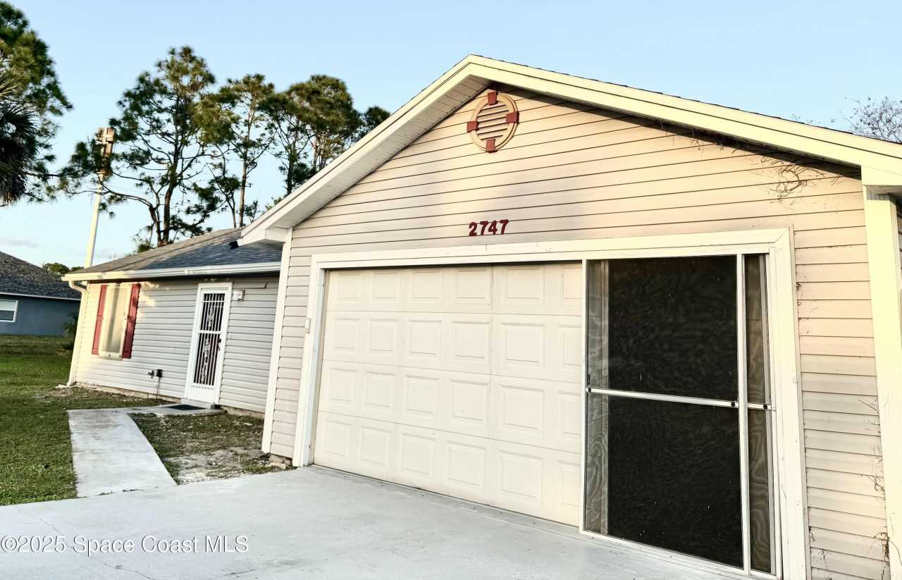 2747 Emerson Drive SE