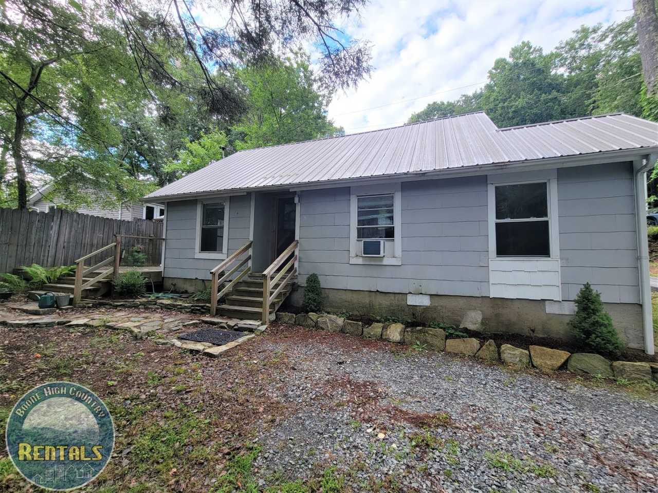 Charming 2 Bedroom Home --- Walking Distance to Campus!