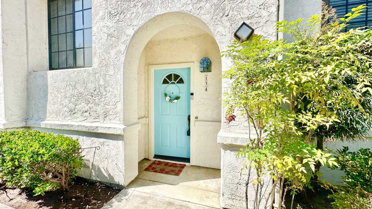 Light, Bright, and Freshly Updated Townhome in Mission Point Community of Oceanside!