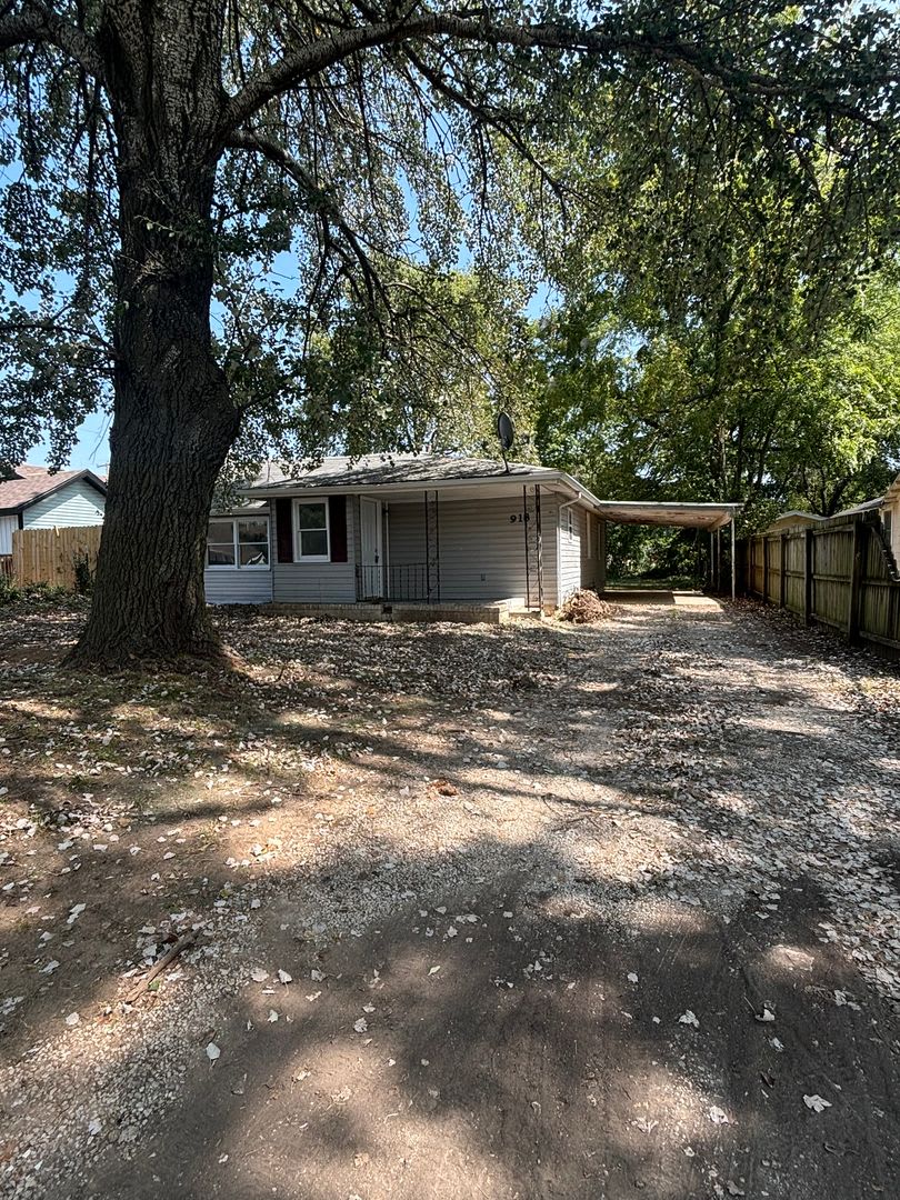 Remodeled 3 bedroom 1 full bath available now!