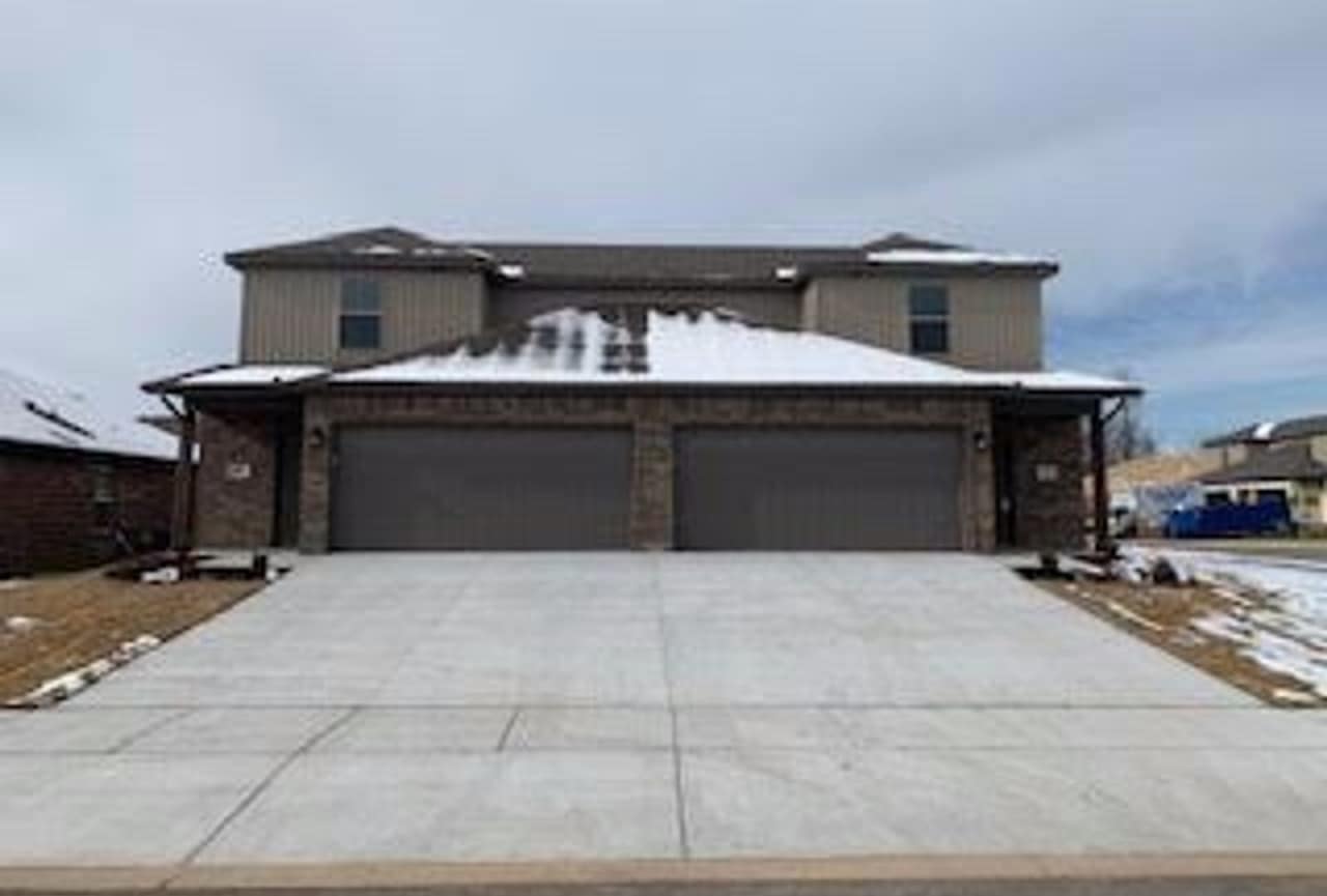 3- Bedroom, 2-Bath, Double car garage Duplex for rent in Centerton!!!