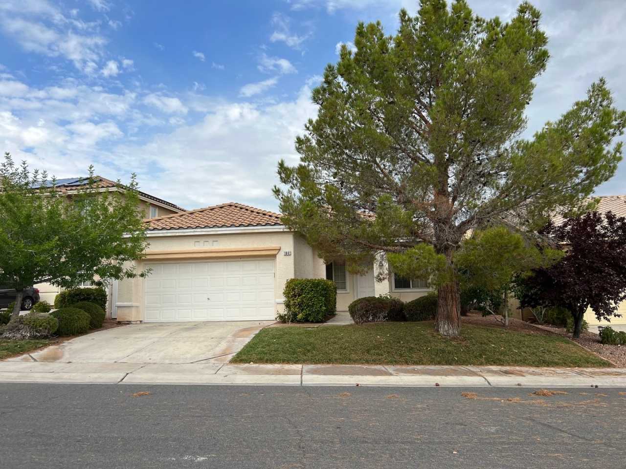 POOL and SPA! SINGLE STORY SUMMERLIN HOUSE. 3-CAR GARAGE