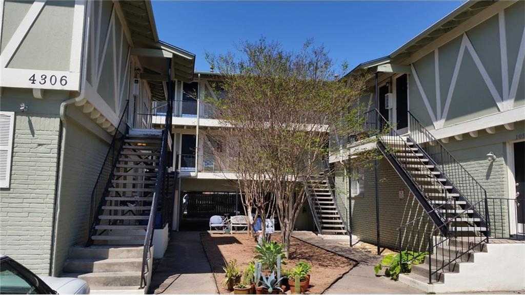 August Prelease : Hyde Park 2 bed/1 bath Condo, New Paint and Updated Bathroom!