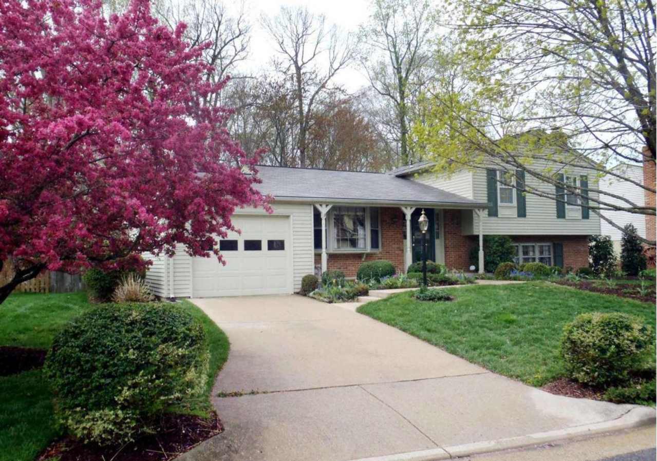 Single Family Home with Garage in Lake Ridge