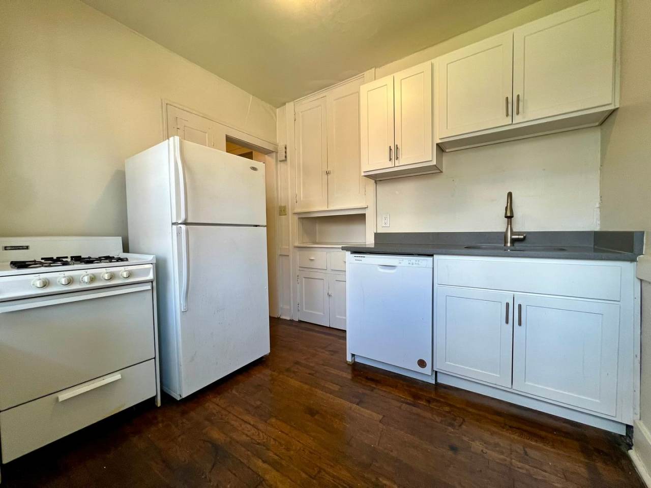 Beautiful One Bedroom in Oakland! Equipped Kitchen, Ample Natural Light  More! Call Today!