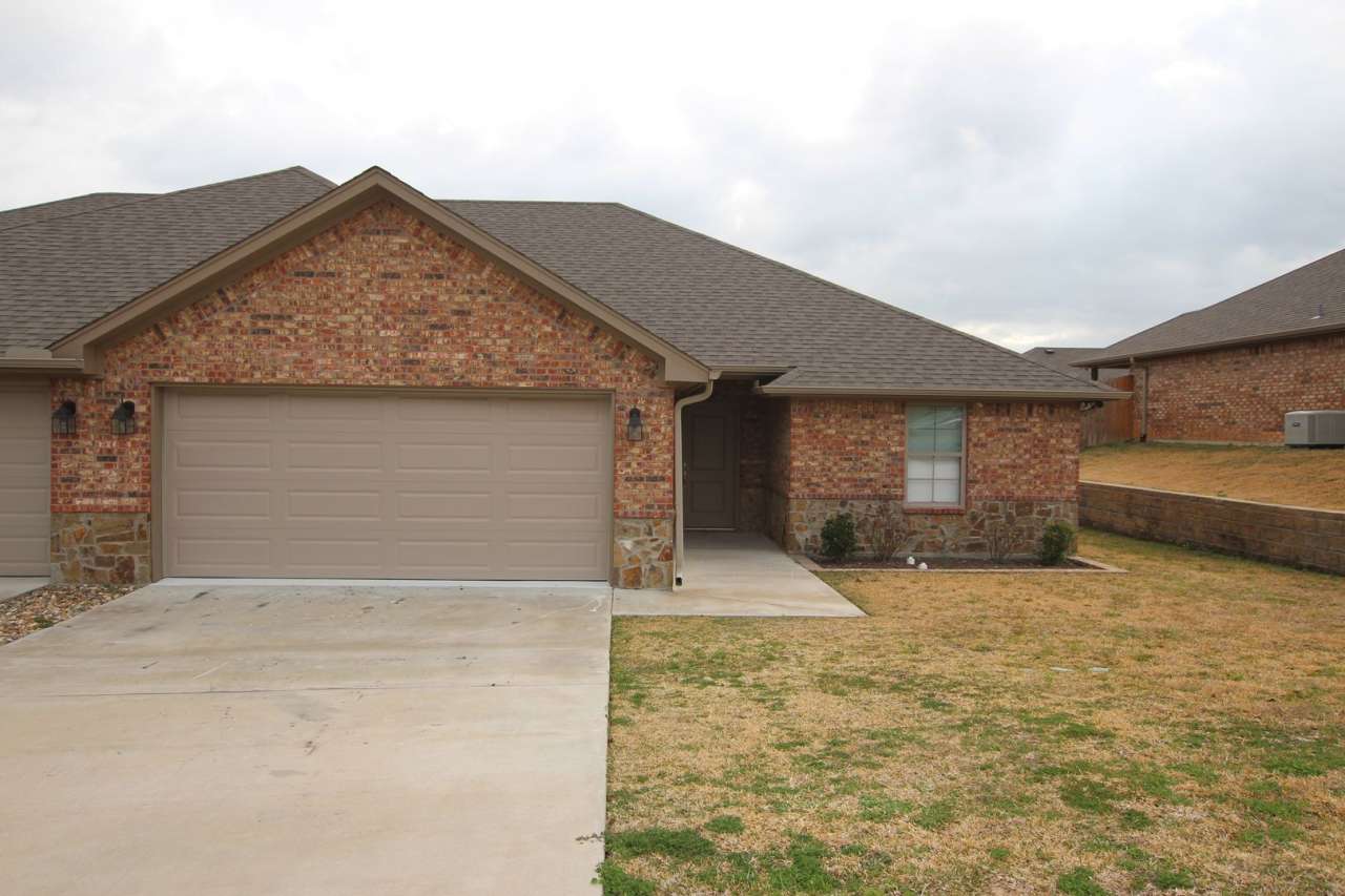 Beautiful 3 Bedroom 2 Bathroom Townhouse in South Tyler!