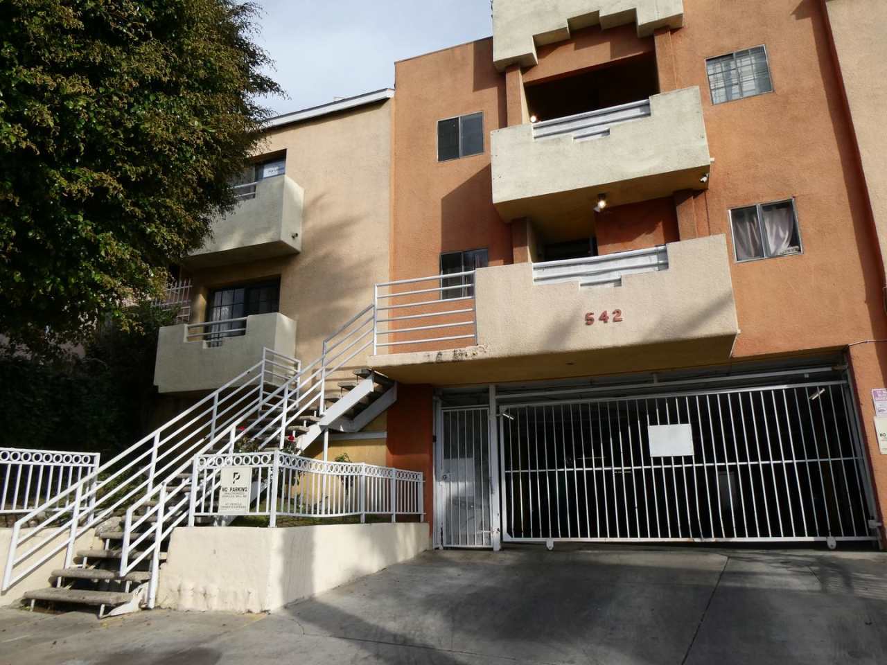 2-Bedroom First-Floor Condo with Utilities Included in Los Angeles!
