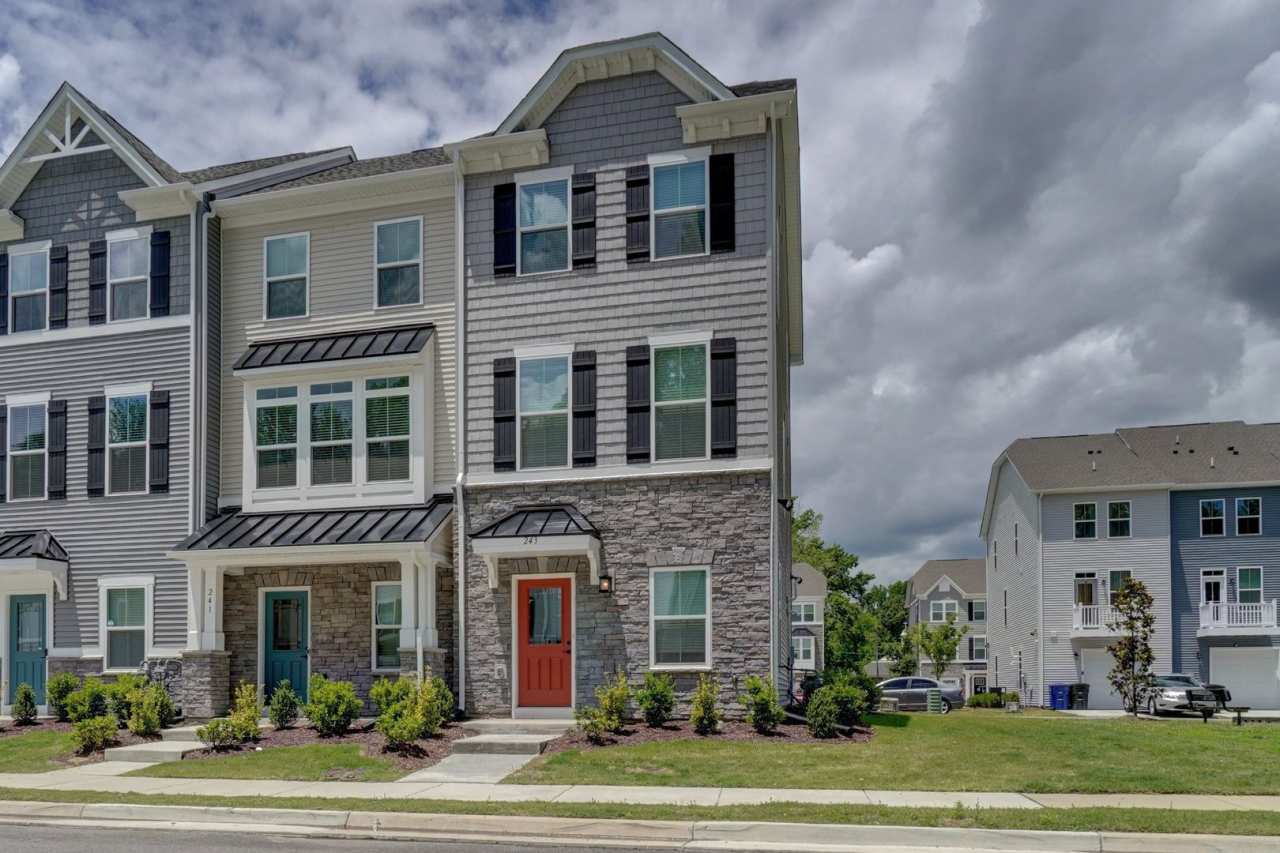 2 bedroom townhome in Portsmouth
