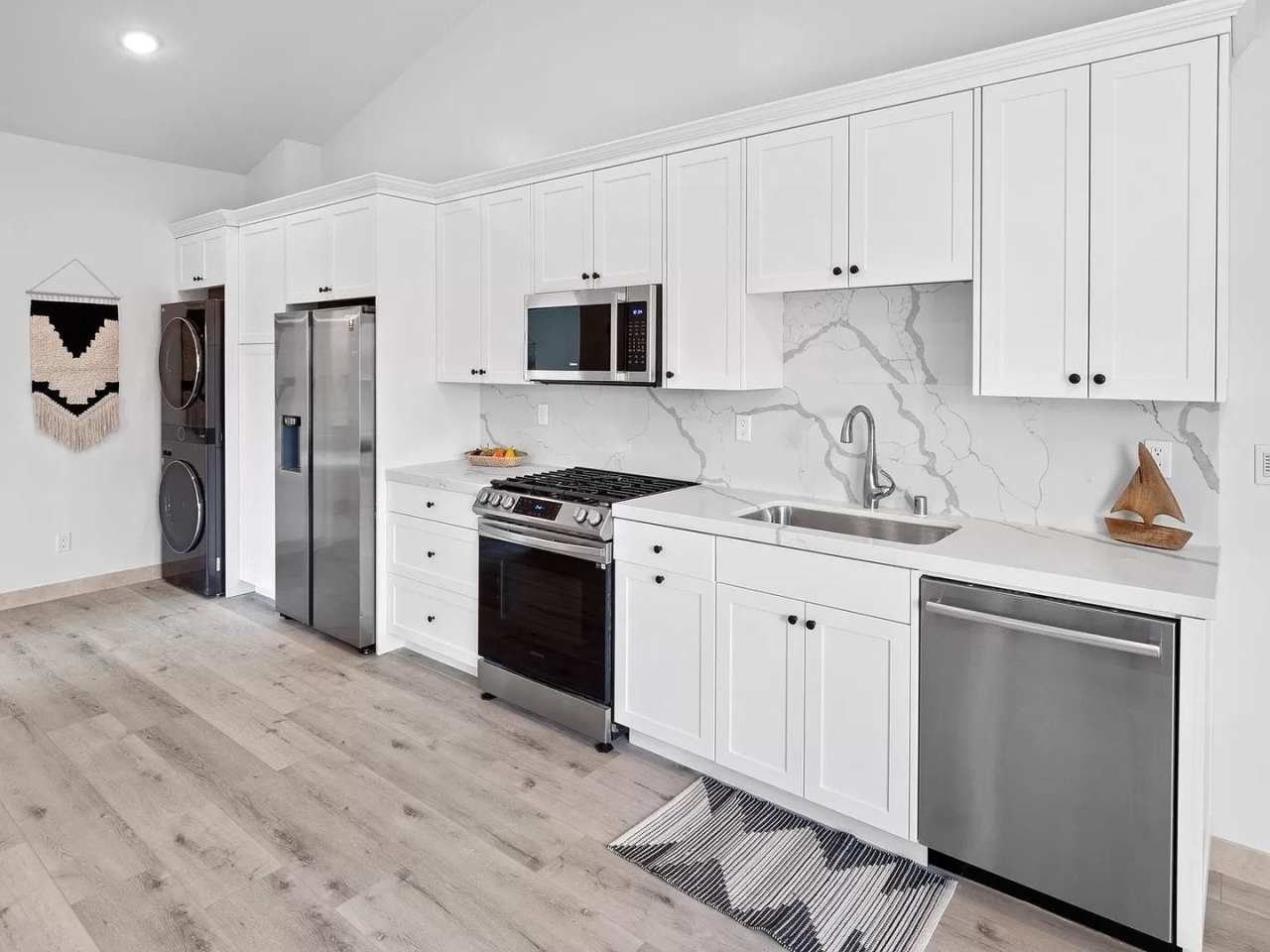 Modern  Gorgeous Private 2 BD / 1 BA Upper Level - 2 Miles From the Beach on Fire Mtn!