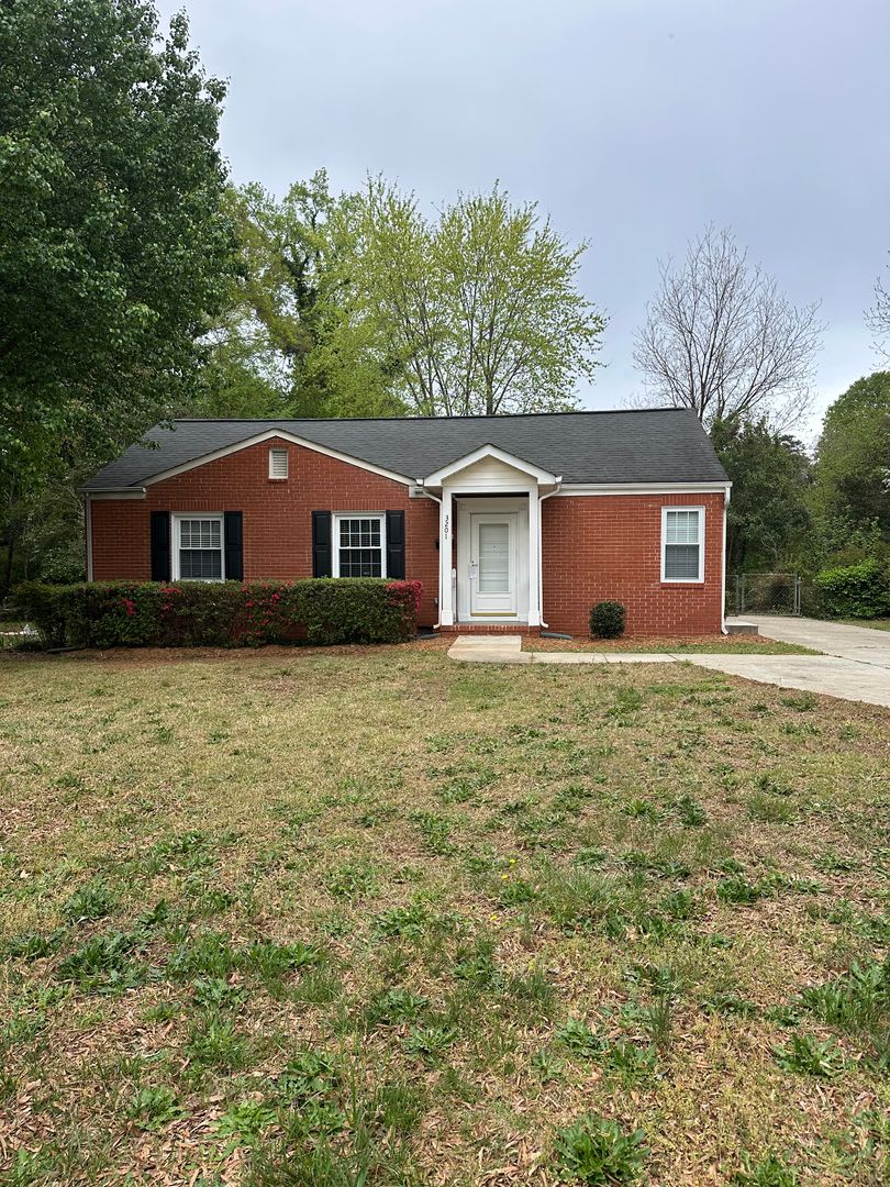 This spacious 2 bedroom home has an airy feel. Located in a neighborhood minutes from downtown and with tree lined streets. This is a must see home!