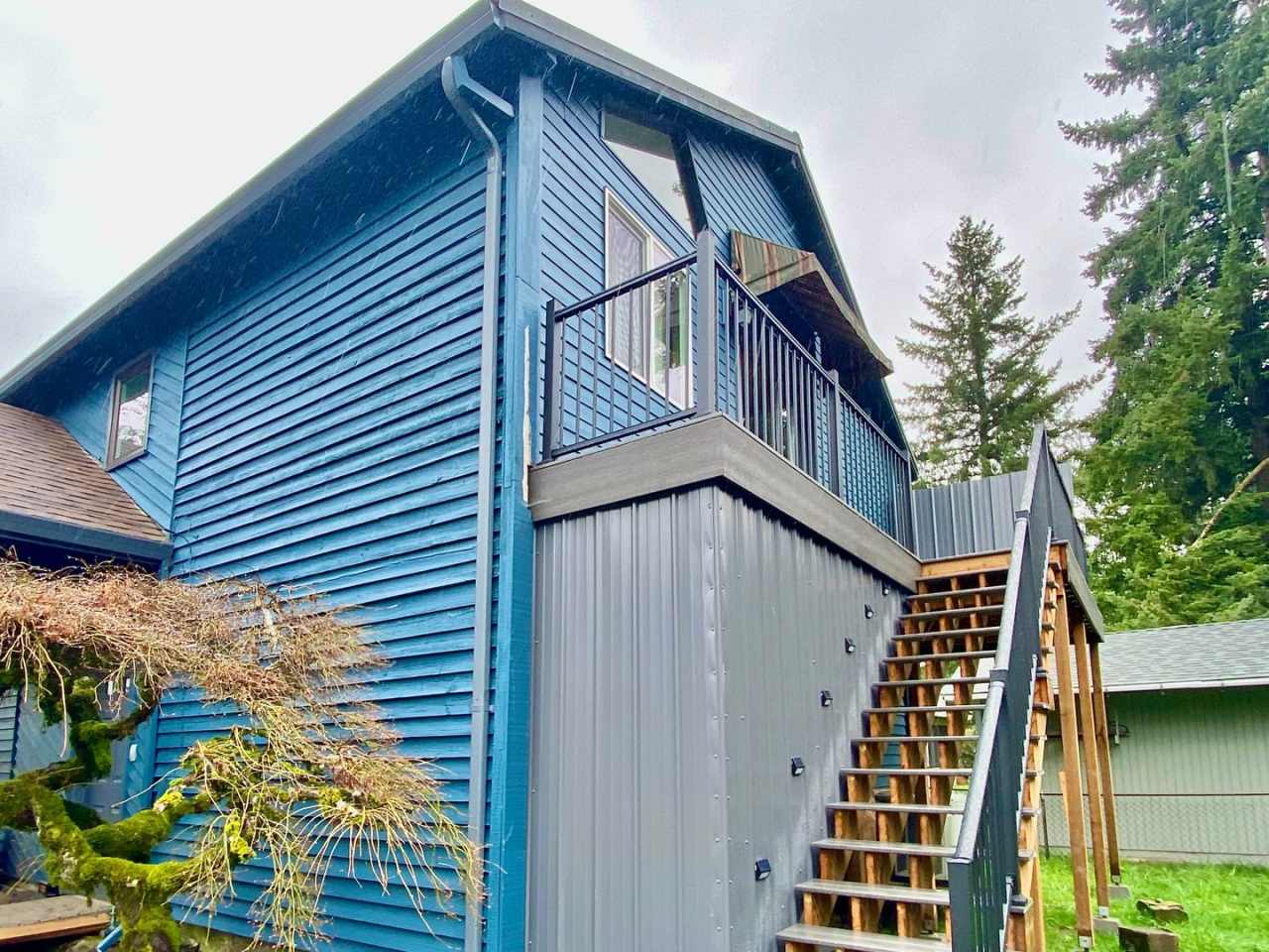 PRIVATE, SPACIOUS GLADSTONE STUNNER!! ALL UTILITIES INCLUDED!!