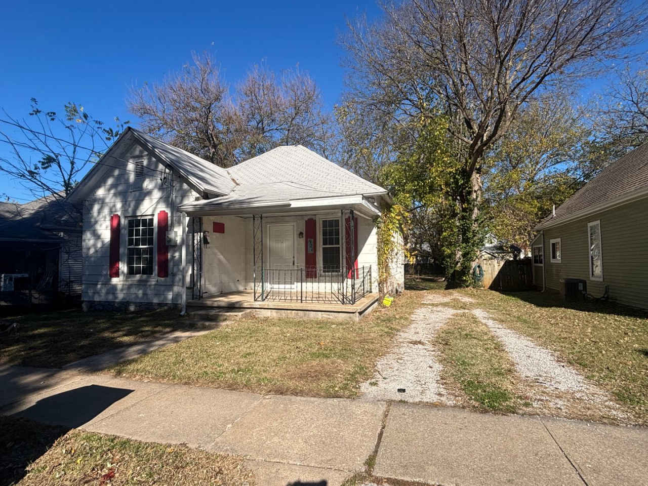 Cute and clean 2 bedroom 1 bath available now!