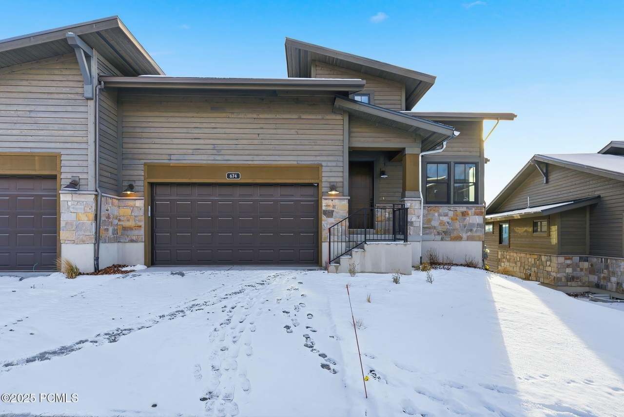 674 E Silver Hill Loop