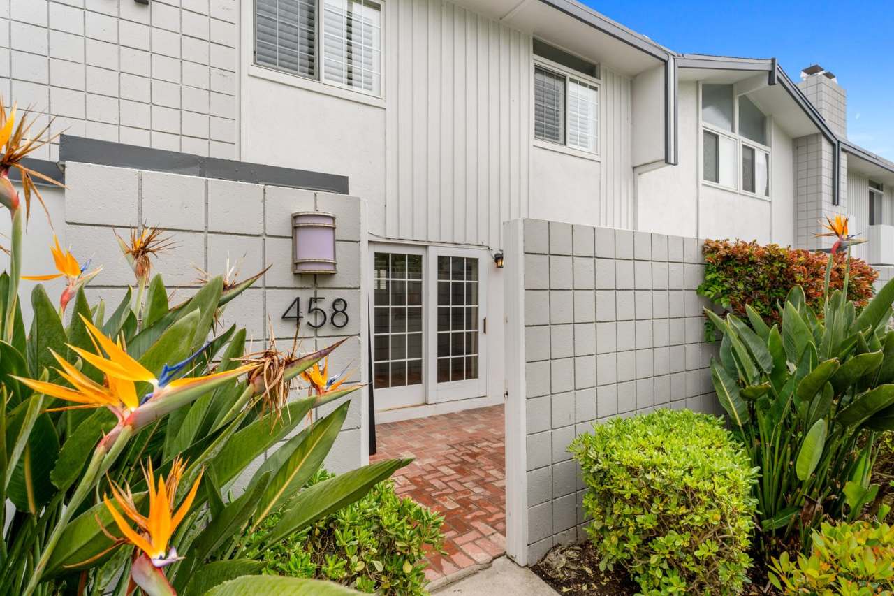 Upgraded 3 bed 2.5 bath Townhome in Newport Beach 1 Mile to the Sand