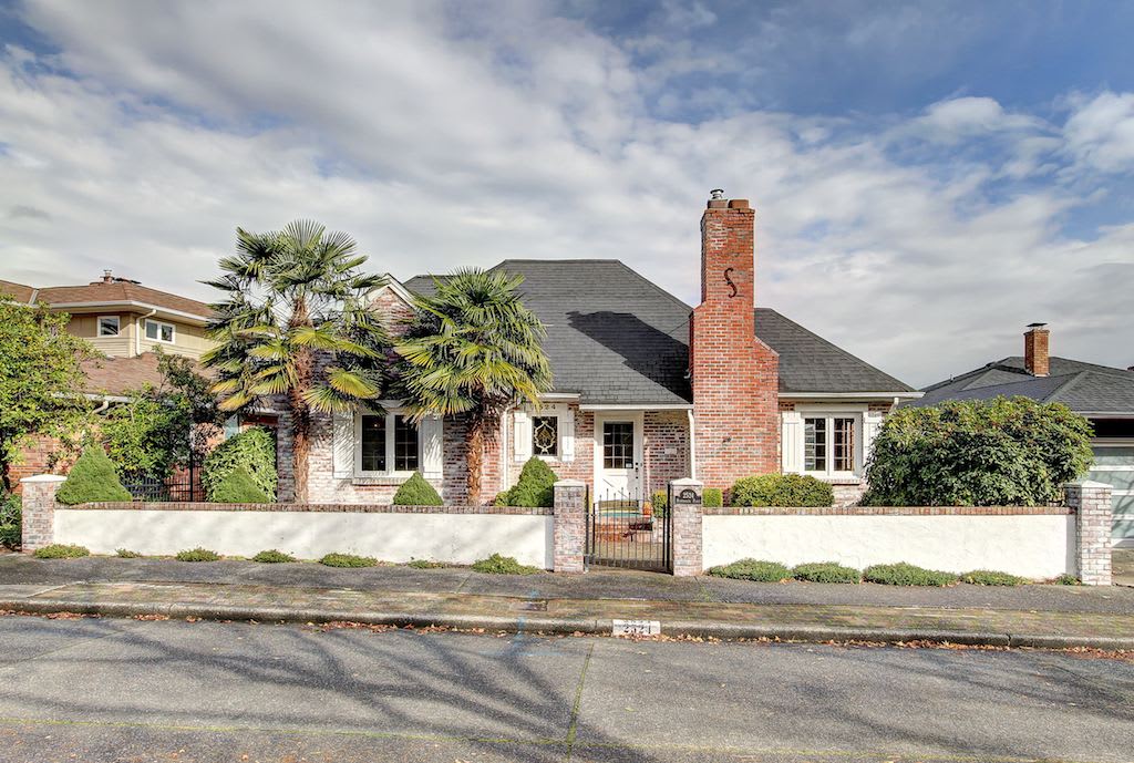 Beautiful Magnolia Home with a VIEW!