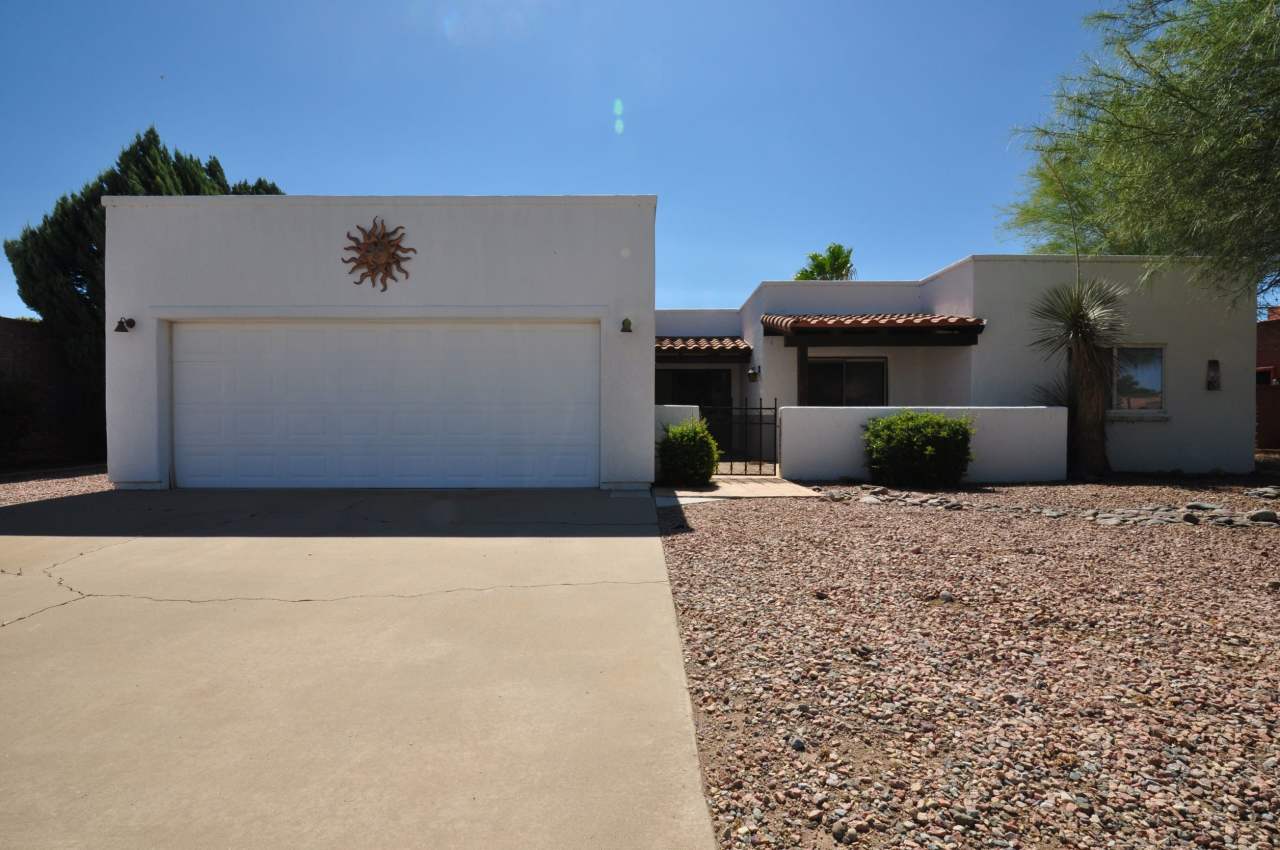 1142 N Paseo De Golf