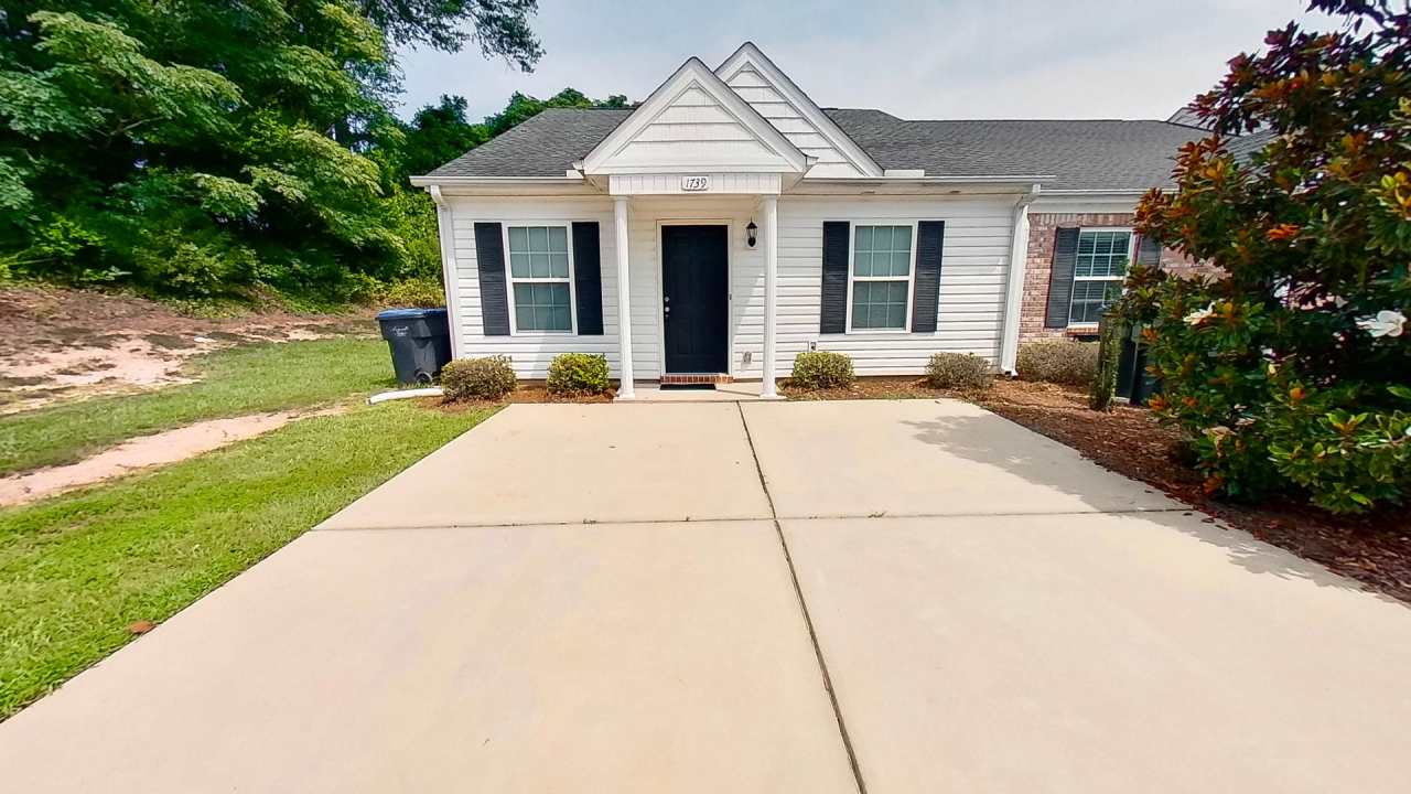 2 Bed/ 2 Bath Townhouse