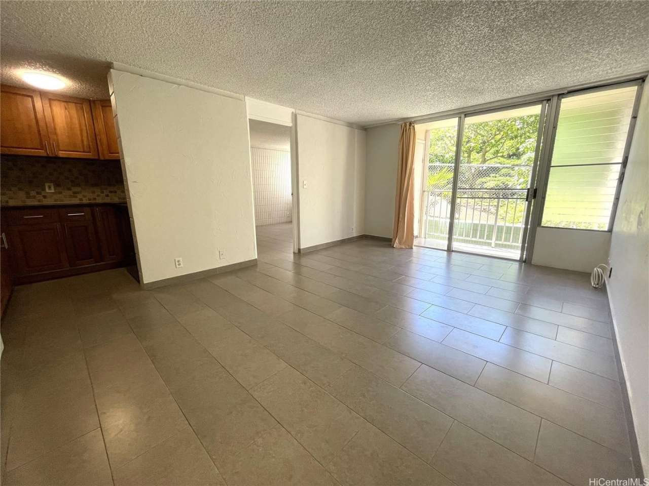 Spacious 3 Bed / 2 Bath – Nuuanu Park Place – Garden-Level Unit