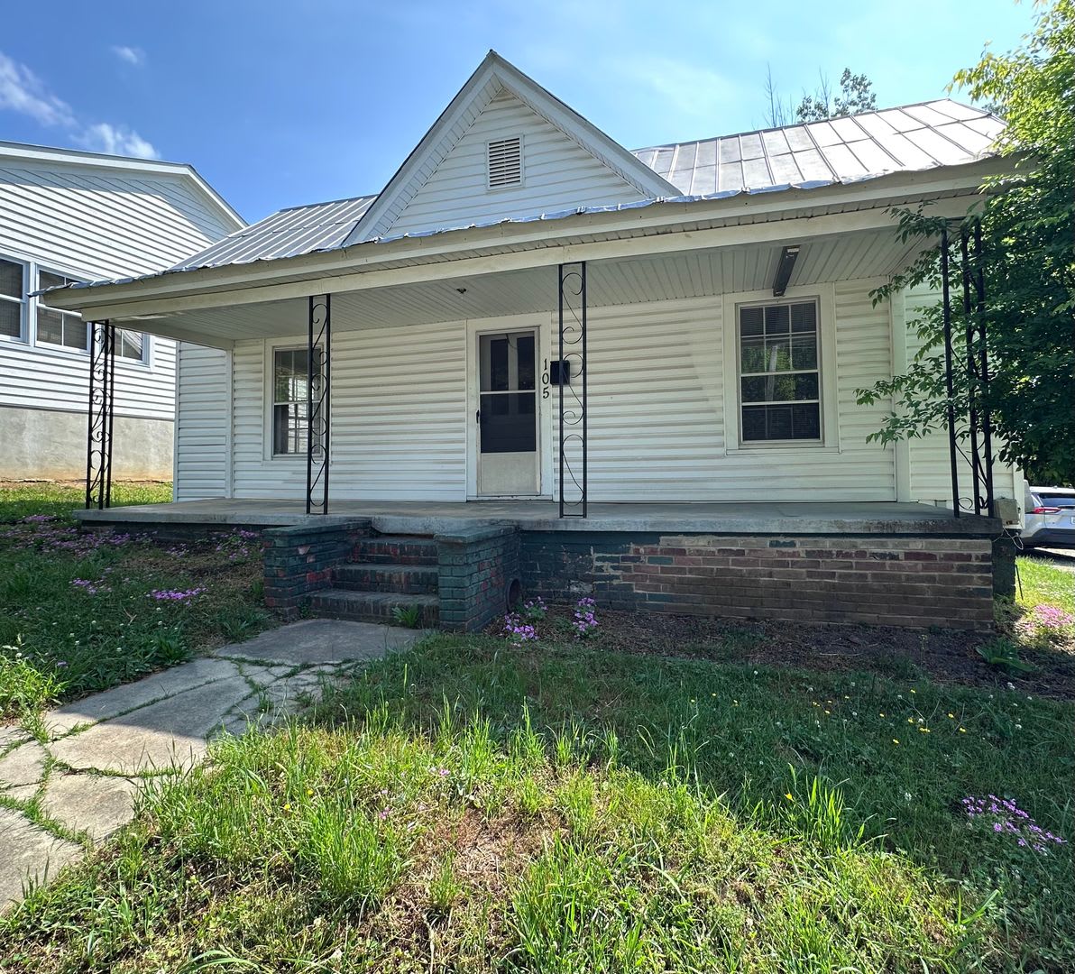 Historic 3 Bedroom Mill House in Downtown Hillsborough!