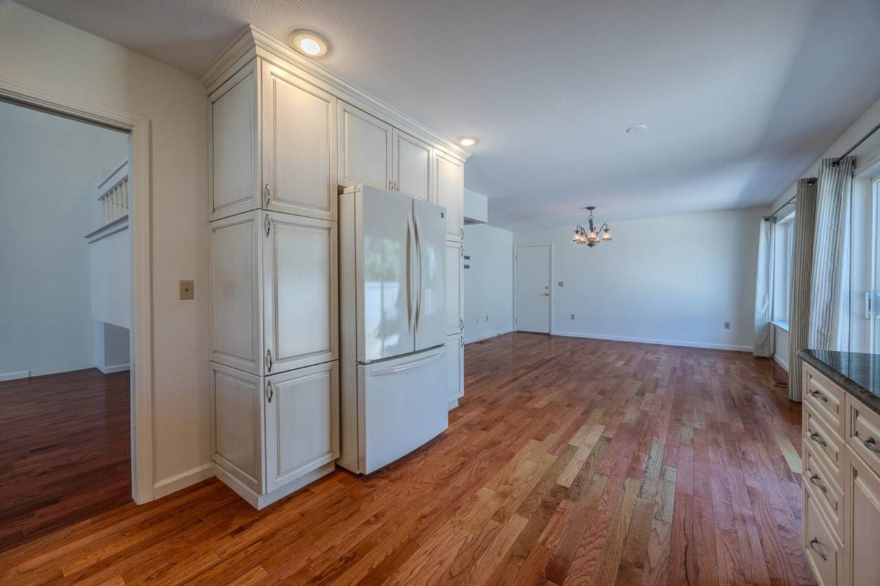 Welcome to the Alum Creek gated community, where easy living meets comfort!