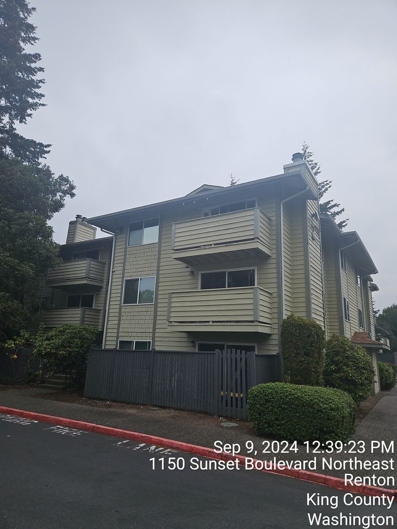Renton Sunset Heights Condominiums - 2 bedroom 1 bathroom lower floor unit - Water,Sewer  Garbage included- Available Nov 1st!