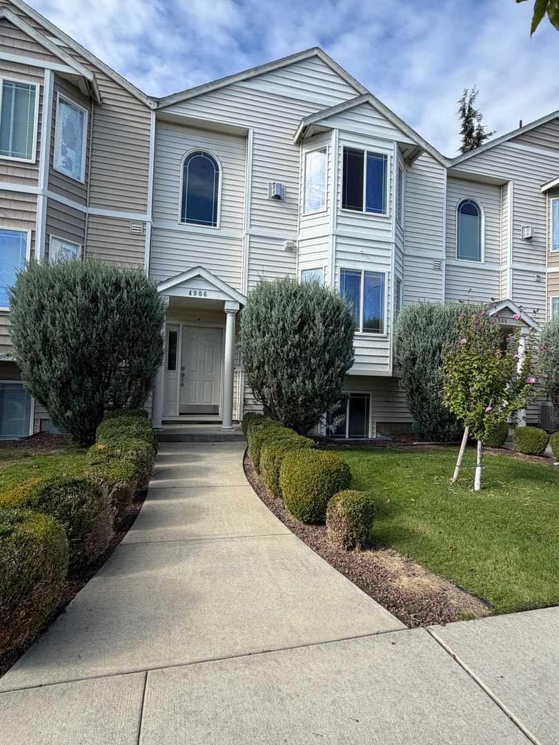 2 Bedroom 2.5 bath townhouse w/ bonus room  Garage in Pasco